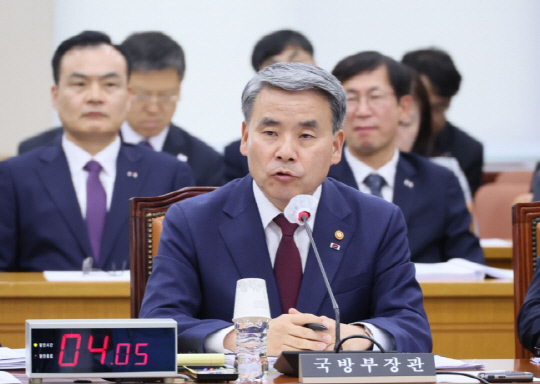 이종섭 국방부 장관이 1일 오전 여의도 국회에서 열린 국방위원회(이하 국방위) 전체회의에서 의원들의 질의에 답변하고 있다. <연합뉴스>